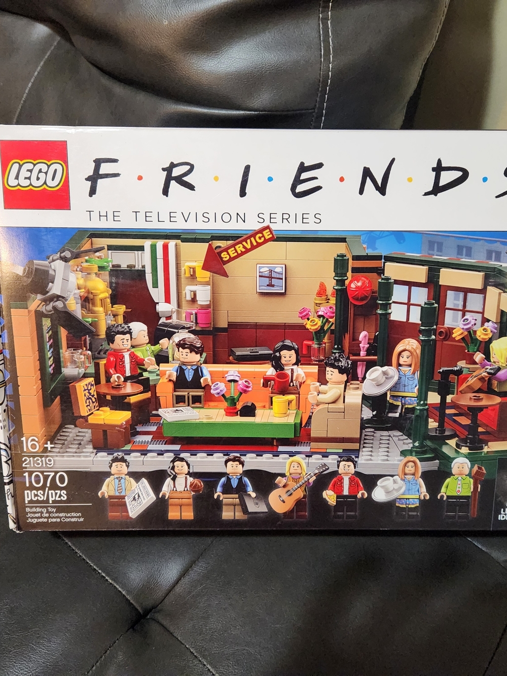 Like New LEGO FRIENDS Central Perk TV Set - Brown & Multicolor Complete! - Picture 11 of 11